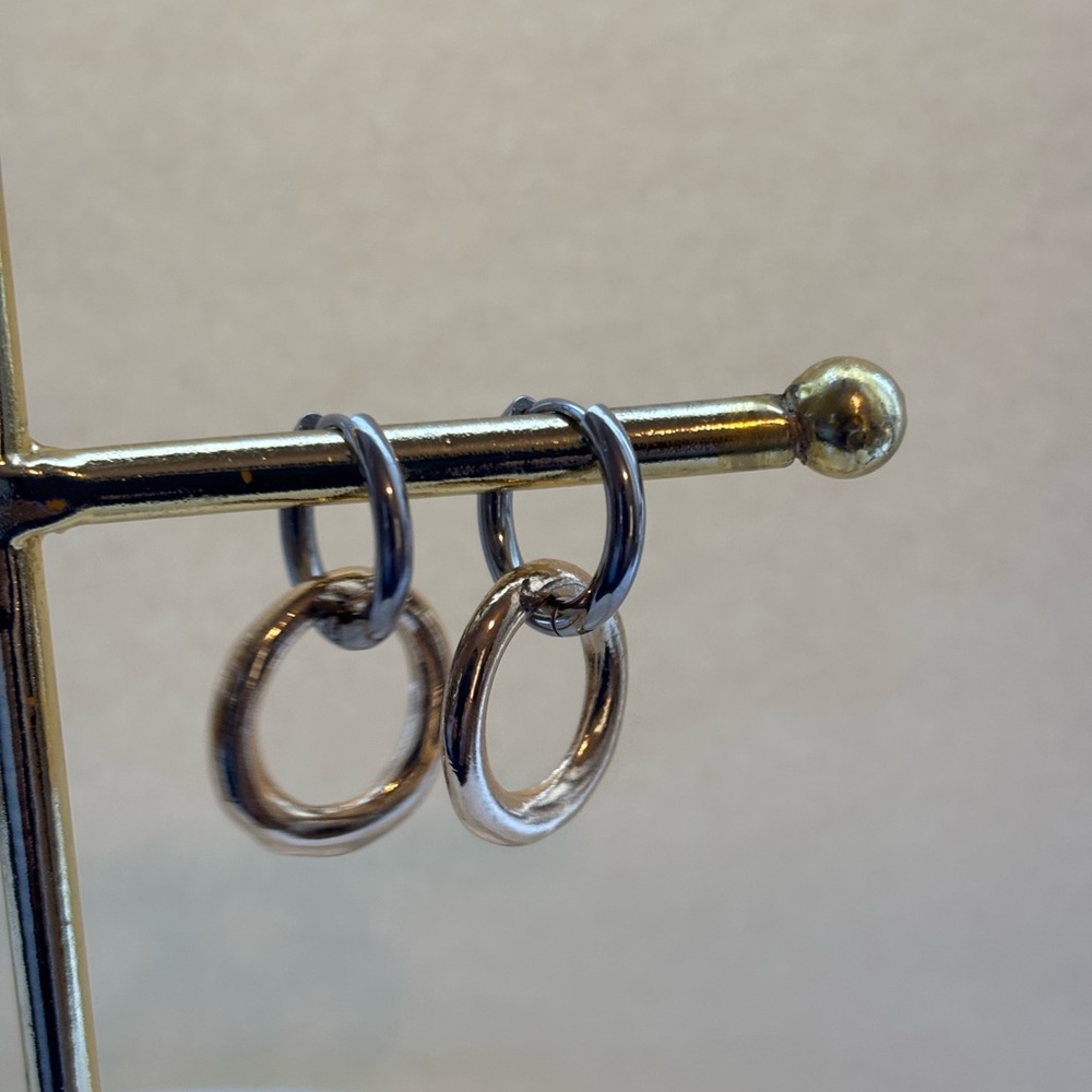 2 Tome Silver & Gold Hoop Earrings